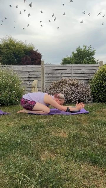 For runners, having good back strength is crucial for several reasons: watch the video here: https://youtube.com/shorts/9cfpk46G_Bs

1. Stability and Posture: Strong back muscles help stabilise the spine and pelvis during running, reducing unnecessary body sway and improving posture. This stability is essential because running involves repeated impact, which can cause issues in joints if the back muscles are not strong enough to absorb these forces. Better posture also enhances running efficiency, as it prevents energy wastage caused by leaning forward or slouching.
2. Injury Prevention: A strong back contributes to overall muscle balance and helps prevent injuries. By stabilising the spine and pelvis, strong back muscles reduce the risk of injuries that can arise from the repetitive impact of running. This is particularly important for preventing overuse injuries that are common in runners.
3. Improved Running Economy: Strengthening the back muscles can improve running economy by promoting better neuromuscular coordination and stride efficiency. This means that runners can maintain their pace with less energy expenditure, which is crucial for endurance and performance.
Try this back focused strengthening exercise and let me know how you get on! For more information on my running specific functional training and Pilates courses head to my website movewilder.co.uk or use the link in my bio.
.
.
.
#mobilityforrunners #runningstretches #stretchesforrunners #running #couchto5k #stretching #effectivestretchesforrunners